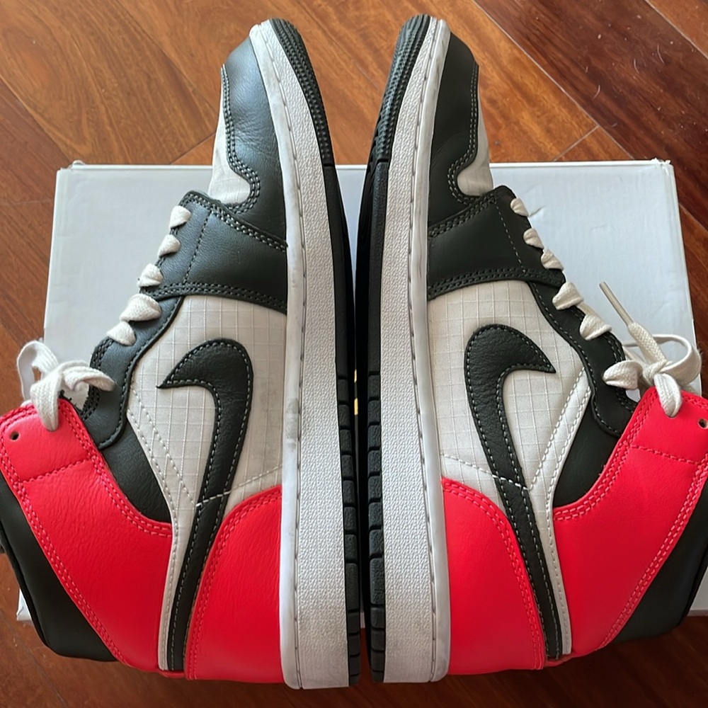 🚨SALE // Wmns Air Jordan 1 Mid SE 'Newsprint' - Picture 4 of 11